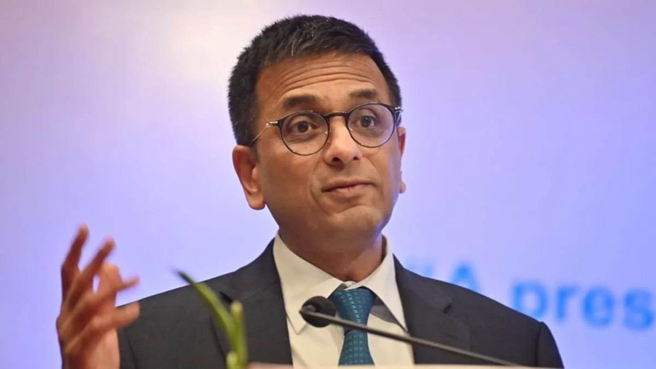 DY Chandrachud पर उठा सवाल! रिटायरमेंट के 8 महीने बाद भी खाली नहीं किया सरकारी बंगला