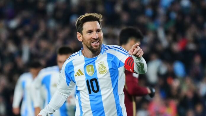 Lionel Messi India GOAT Tour 2025: लियोनेल मेसी ने भारत में किया सत्तर फीट प्रतिमा का अनावरण साल्टलेक में बेकाबू हुए फैंस कुर्सियां उखाड़ीं बोतलें फेंकीं