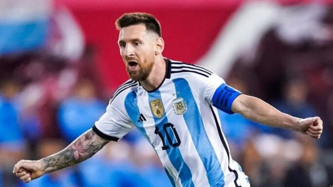 Lionel Messi India GOAT Tour 2025: लियोनेल मेसी ने भारत में किया सत्तर फीट प्रतिमा का अनावरण साल्टलेक में बेकाबू हुए फैंस कुर्सियां उखाड़ीं बोतलें फेंकीं
