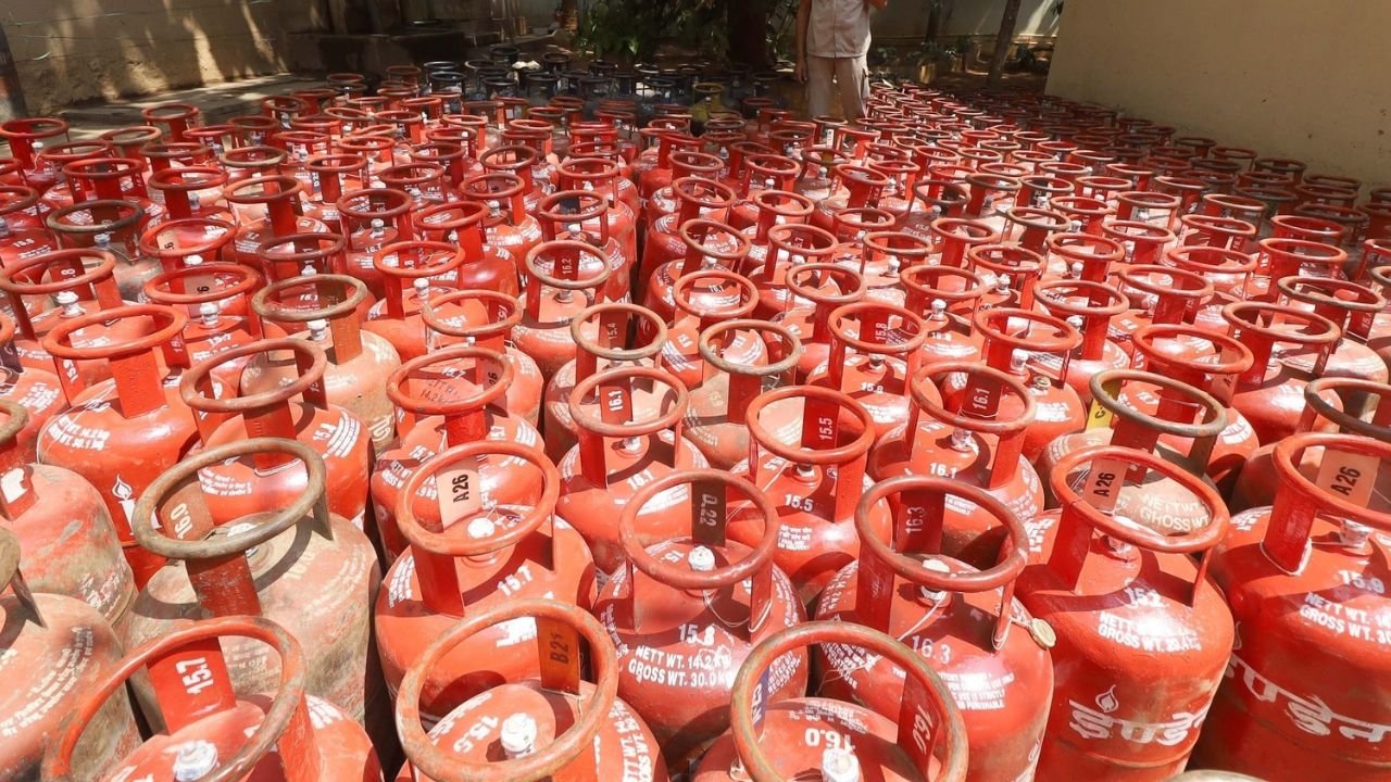 LPG Cylinder Price: देशभर में कमर्शियल LPG हुआ सस्ता, घरेलू सिलेंडर जस का तस, जानिए नई शहरवार कीमतें एक क्लिक में
