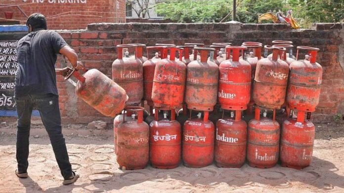 LPG Cylinder Price: देशभर में कमर्शियल LPG हुआ सस्ता, घरेलू सिलेंडर जस का तस, जानिए नई शहरवार कीमतें एक क्लिक में